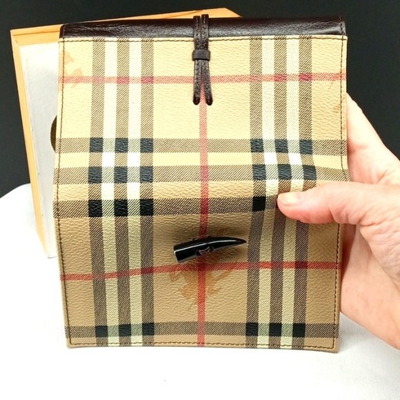 GORGEOUS BURBERRY TOGGLE WALLET - Picture 4 of 11